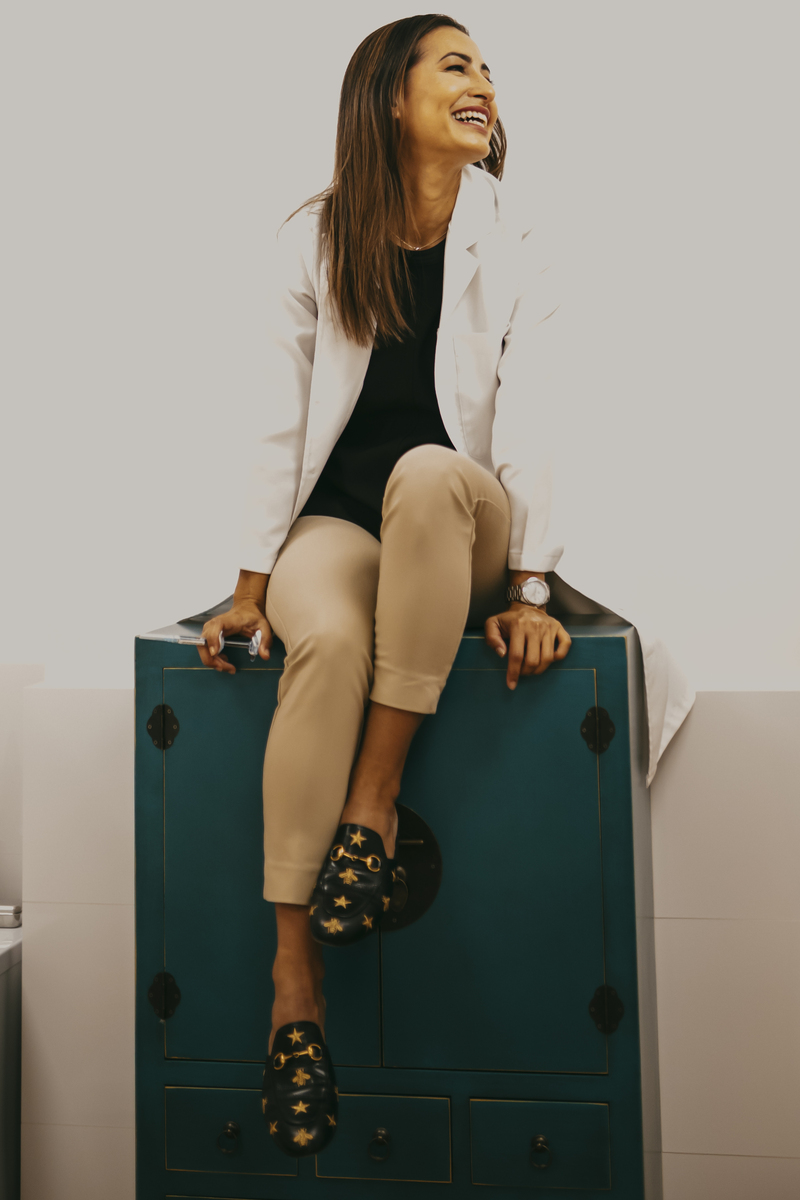 Carmen sentada sobre un mueble