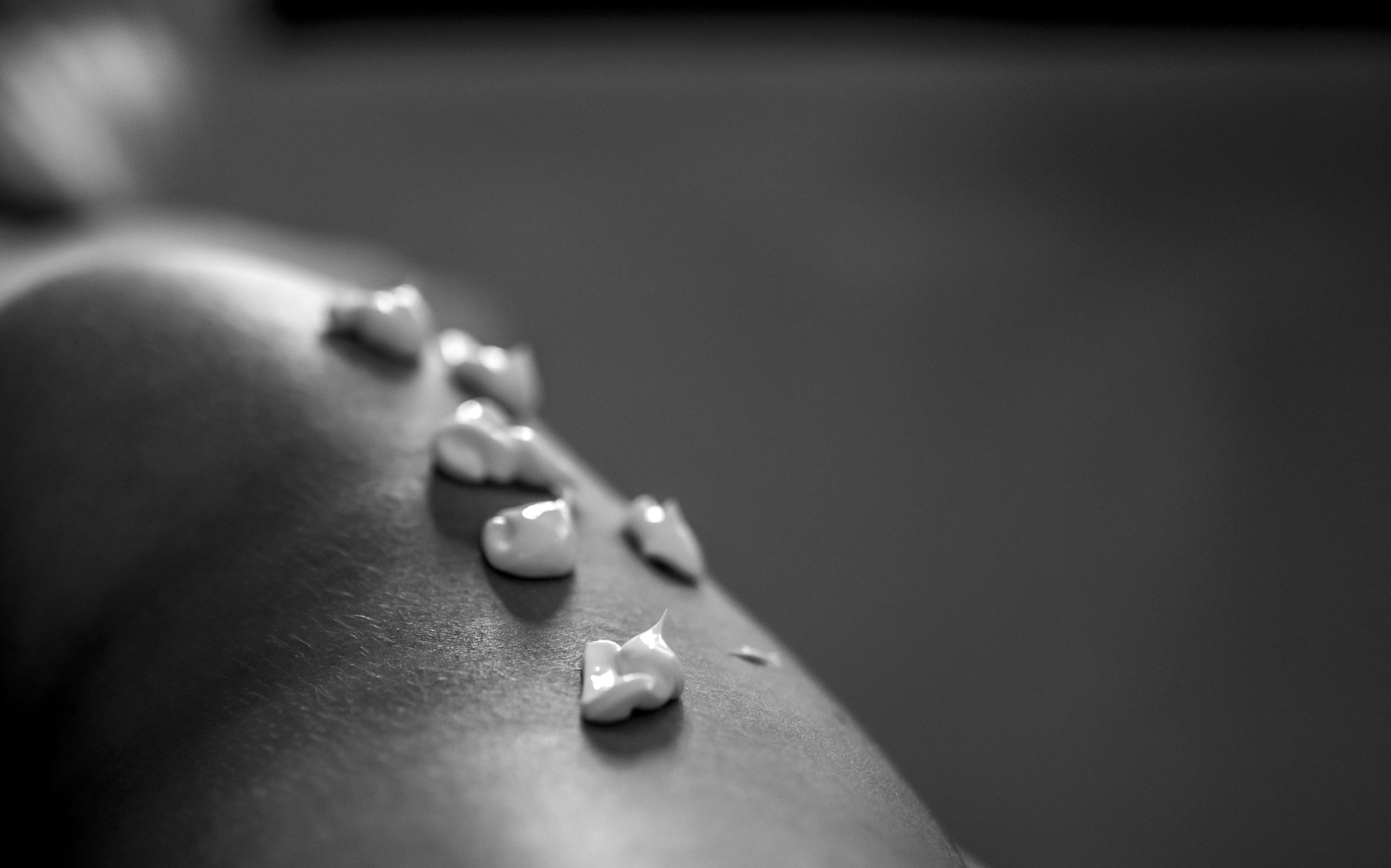 image00105 Crema puesta sobre una pierna en blanco y negro