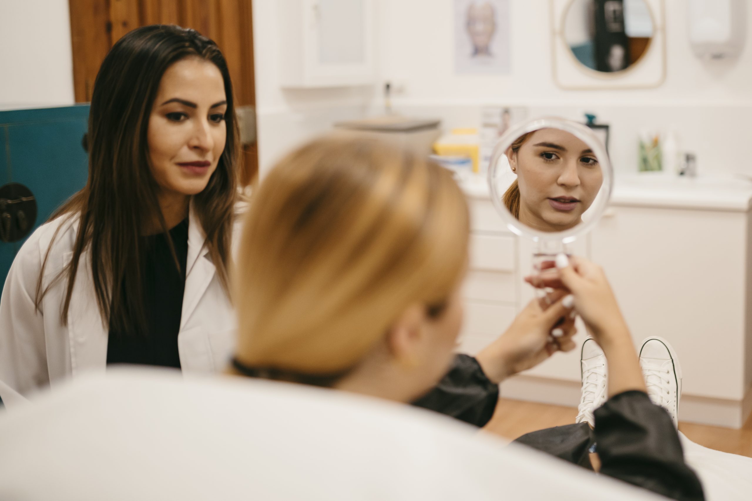 Chica haciendo una consulta