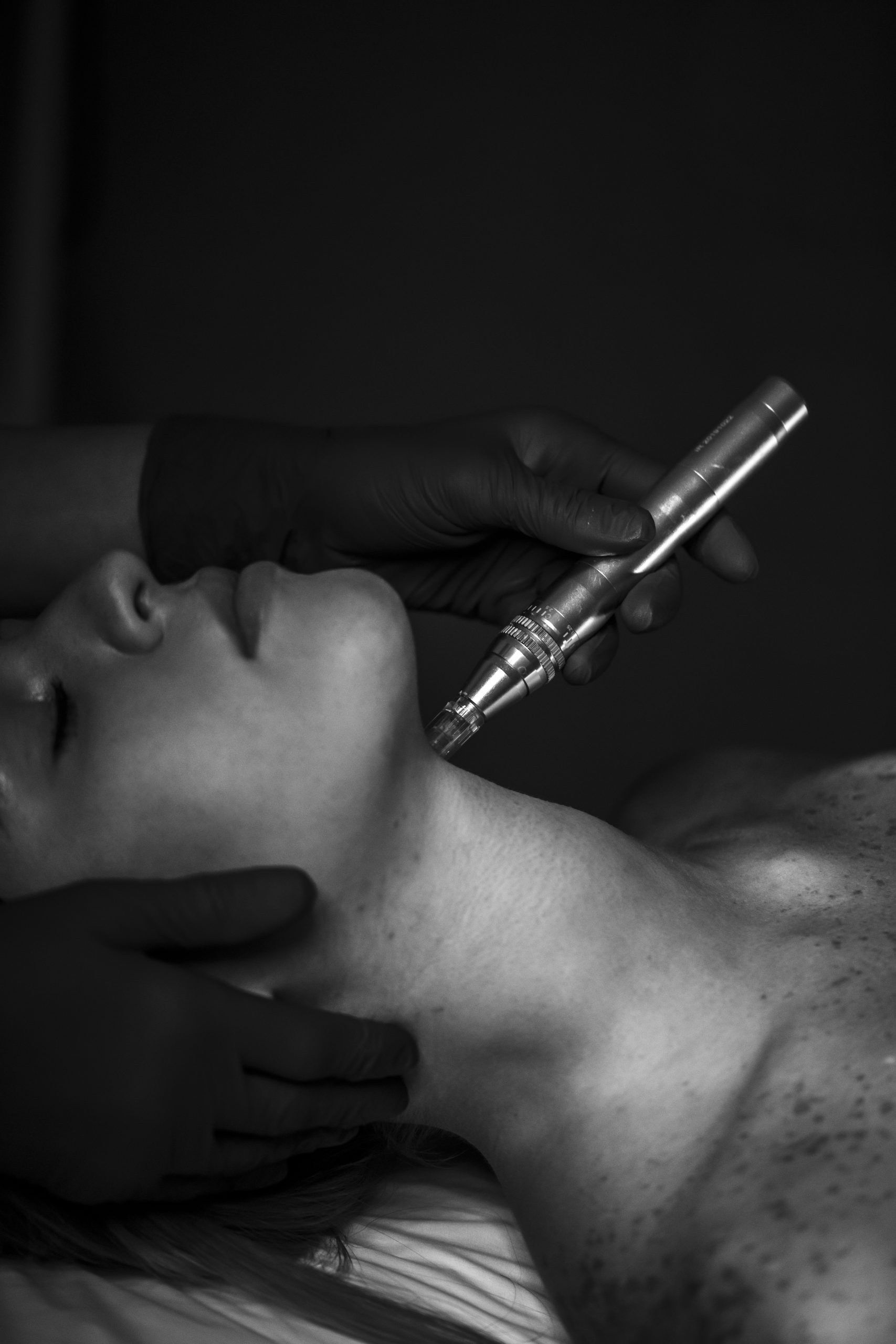 image00113 Tratamiento en el cuello con herramienta metalica blanco y negro