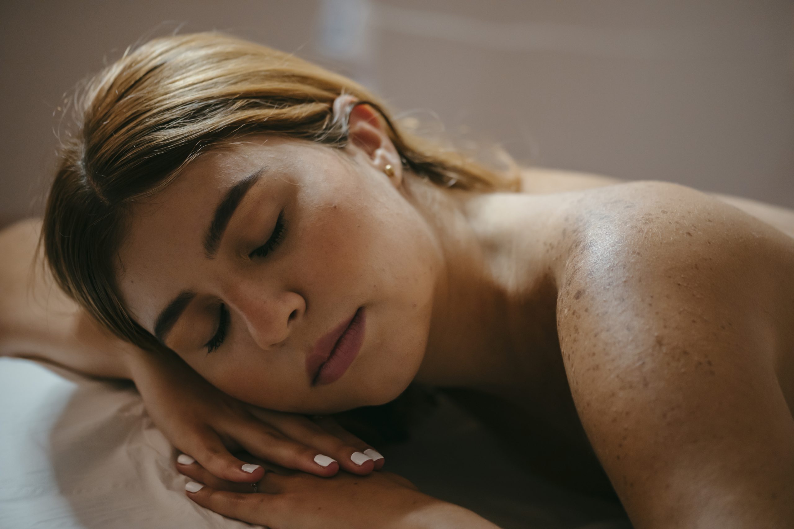 image00116 Chica acostada boca abajo